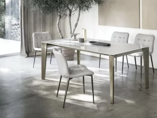 Extendable Cruz table with glass top by Bontempi.