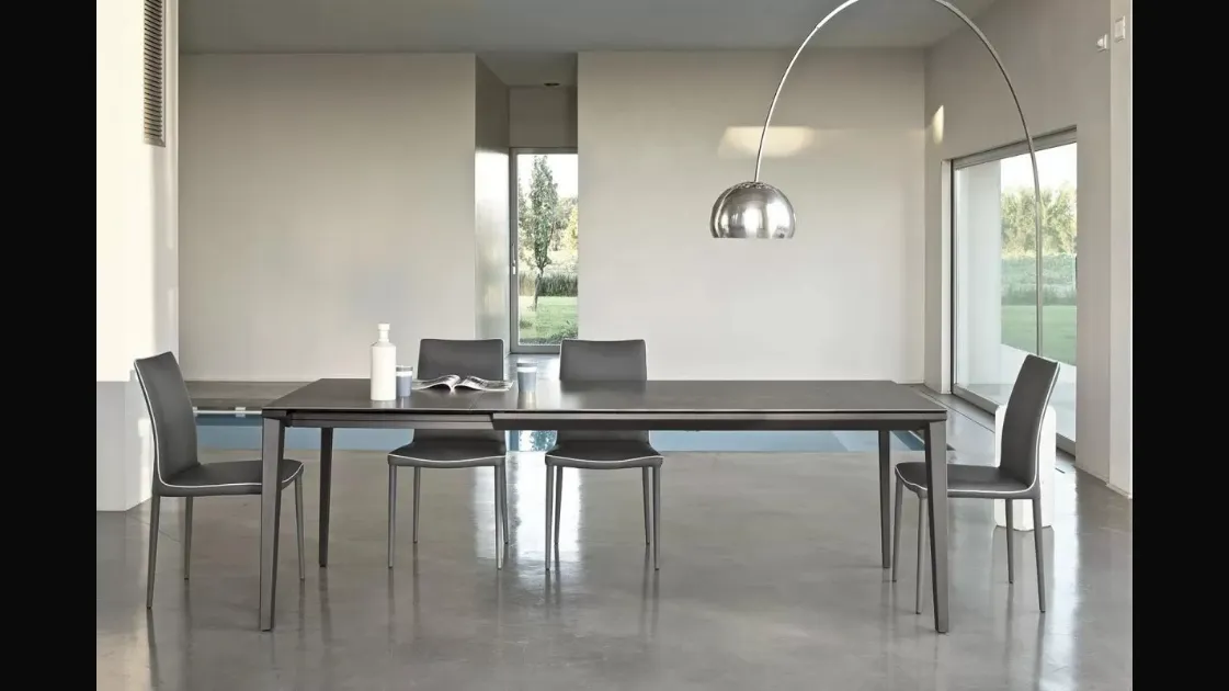 Extendable Echo table in SuperCeramic by Bontempi.