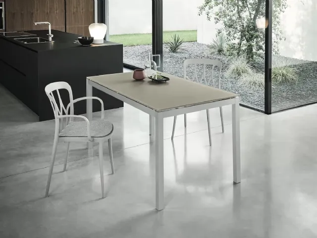 Extendable Mago glass table by Bontempi.