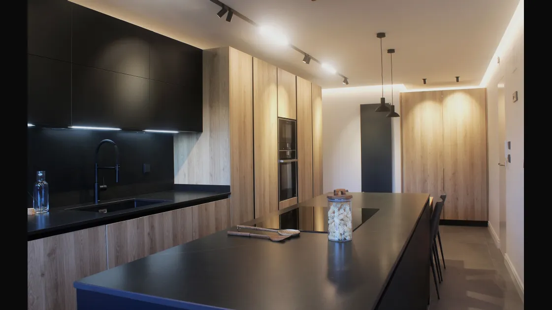 Modern Kitchen D23 in Rovere dogato and Nero by Doimo Cucine