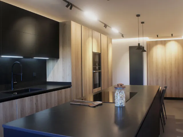 Modern Kitchen D23 in Rovere dogato and Nero by Doimo Cucine