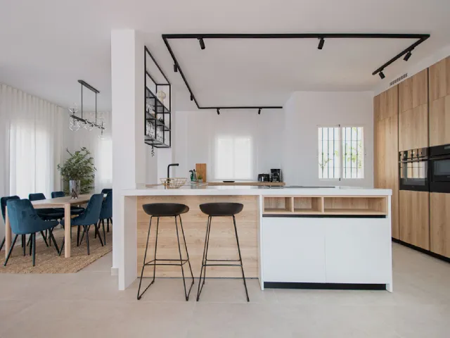 Modern kitchen with peninsula D23 in Oak and White lacquer by Doimo Cucine